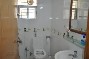 Lake front luxury three bedrooms fully furnished air-conditioned apartment - Image 5