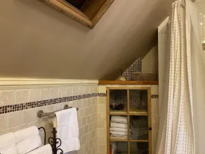 Lovely private Carriage House on Historic Property - Image 4