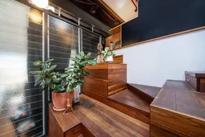 Spacious Warehouse Conversion 2 Bdrms & Parking - Image 2
