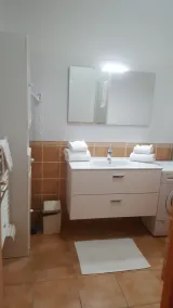Komfortables Apartment mit 1 Schlafzimmer, Meer- und Poolblick, privater Terrasse und Garten - Image 3