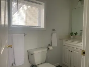 Clean/cozy, 2 BLK to beach, 1st Floor, central air/back yard, parking+4 badges - Image 4