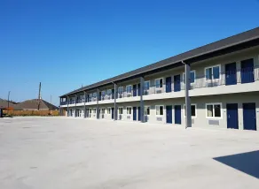 Empire Inn Cypress - Image 4