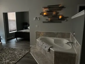Modern condo with jacuzzi in the heart of downtown. - Image 2