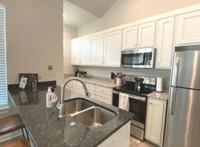 Blue Haven Stylish Home - 2 Mins to Baylor & 7 Mins to Magnolia - Image 4