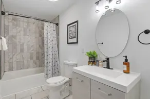 Chic 2 bedroom w free parking - Image 3