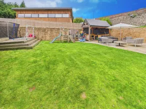 Green Hat Stays - Chepstow - Harvax House - Image 2
