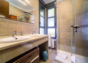 Villa Abaesko, con Jardín y Piscina Privada - Image 2