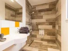 Spacious Modern Wooden House with Large Park, Terrace, and Game Amenities - Image 2