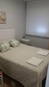 KLIMATISIERTE WOHNUNG MIT GARAGE UND POOL - Image 5