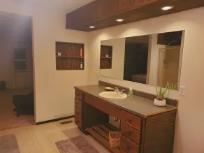 Creekside Valley: secluded, spacious home for 8! - Image 3