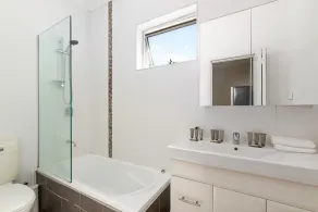 Bright 3-Bed Apartment Near Coogee Beach - Image 2