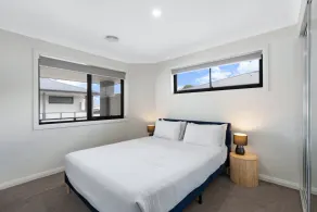 Family-Friendly 4-Bed Home with Courtyard - Image 5