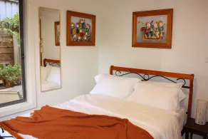 Hideaway apartment in bustling beachside suburb, short walk to city attractions - Image 2