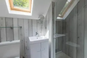 2 Bedrooms overlooking Little Petherick Creek - Image 3