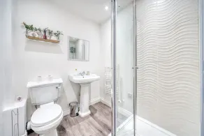 Stunning 2 Bed by the City Centre & Bute Park - Image 2