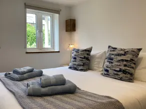 The Gate-Stunning Garden Apartment in Freshwater Bay - Image 5