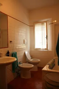 Del av ett gammalt hus med privat trädgård och privat uppvärmd pool, wi-fi. Pro - Image 2