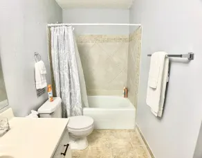 Centrally Located Townhouse! Spacious 4 BR Near Beaches and Downtown. - Image 3