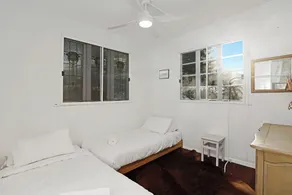 Walk to everything from this charming cottage - Image 4