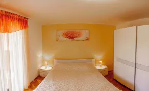 Holiday apartment with balcony and air conditioning - Image 3