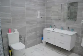 Appartement-de Luxe-SDB privée avec douche-Vue sur la cour-Private Patio (B4EV) - Image 2
