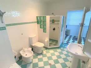 Bluebell - Walking distance to the beach, suitable for large families, and within minutes drive to a - Image 4