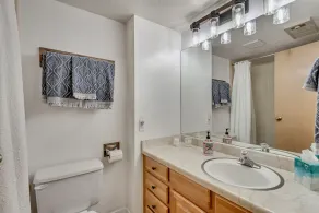 Charming condo w/ king bed, hot tub, pool, minutes away from world class skiing - Image 5