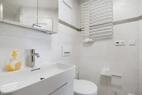 Holiday Apartment with Wine Cellar, Shared Garden and Wi-Fi - Image 2