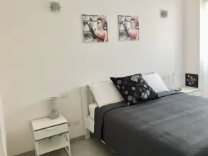 Apartamento superior con dormitorio, baño, cocina y sala de estar. - Image 5