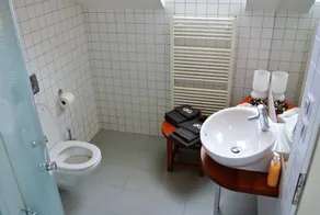 Charming and uniquely spaced Duplex apartment - easy walking to all main places - Image 5
