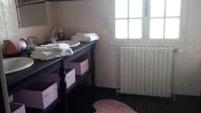 Poolhus omgiven av vingårdar - Image 2