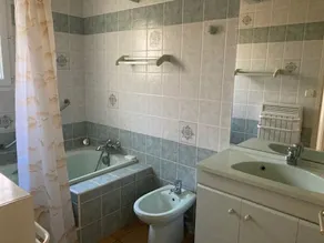 Maison lumineuse avec jardin, 3 ch., proche centre de Céret, jusqu'à 6 pers., animaux bienvenus - Image 2