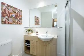 Luxury City Escape – Stylish 3-Bedroom Apartment with Balcony & Rooftop Pool! - Image 2