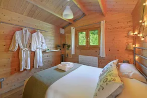 Log cabin with hot tub , dog friendly. ideal for walkers or a romantic break - Image 5