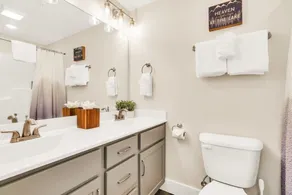 Private Hot Tub! Indoor Pool! Great Location! - Image 3