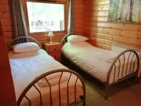Log cabin with hot tub and  nestled in Kenwick Park, Louth - Image 5