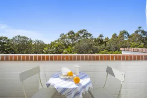 Top floor studio - The Perfect Couples Retreat.  Walk to beach. - Image 5