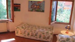 Villa de Cuatro Familias con Jardín en el Corazón del Bosque de Pinos - Image 4