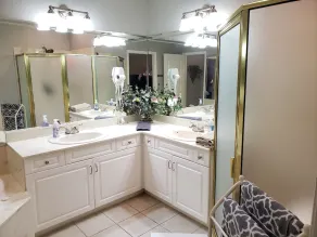 2 bedroom luxury condo with elevator one block from the strip - Image 3