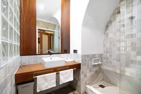 Historic and Modern Apartment with Air Conditioning and Wi-Fi - Image 4