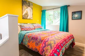 Vibrant Bohemian Loft Apartment with Shared Pool, Garden & Colorful Murals - Image 5