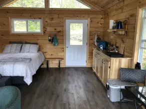 Romantic cottage on private lake - Image 3