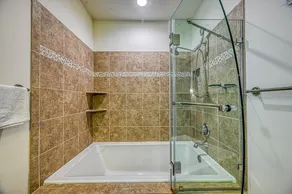 Beautiful lakefront home with fireplace, deck, central AC, & washer/dryer - Image 4