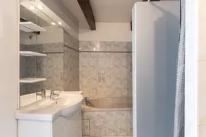 Petite maison 'Les Sources Gîte La Grange' avec piscine partagée, terrasse privée - Image 3
