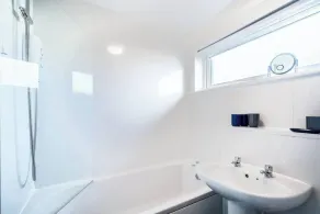 Spacious 3 bed house with on street parking - Image 2