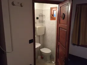 B Lokale med finish i en simpel træ og indbydende og klar til at byde dig velkommen - Image 3