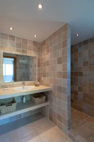 Villa Avec Piscine Privative Sécurisée au Coeur du Maquis - Image 2