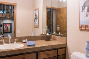 Cozy Family sized Condo- access to Hot Tub and Sauna- Minutes away from Skiing - Image 2