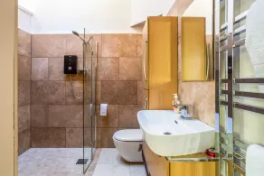 Beautiful contemporary accommodation - Sleeps 2 adults - Image 3