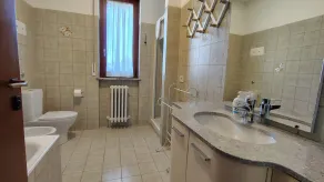 Apartment 75 sm with 5/6 beds - closed parking space- served by public transport - Image 3
